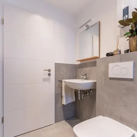 Modernes Augusta Am Rhein, Vollausgestattet, Ruhig Und Verkehrsguenstig Gelegen Apartment