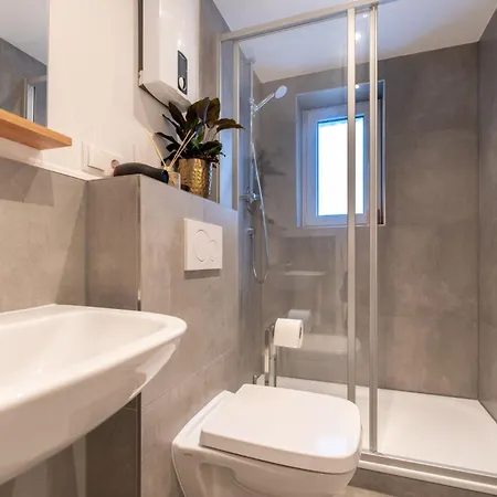 Modernes Augusta Am Rhein, Vollausgestattet, Ruhig Und Verkehrsguenstig Gelegen * Koblenz (Rhineland-Palatinate)