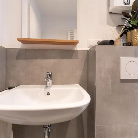 Apartment Modernes Augusta Am Rhein, Vollausgestattet, Ruhig Und Verkehrsguenstig Gelegen