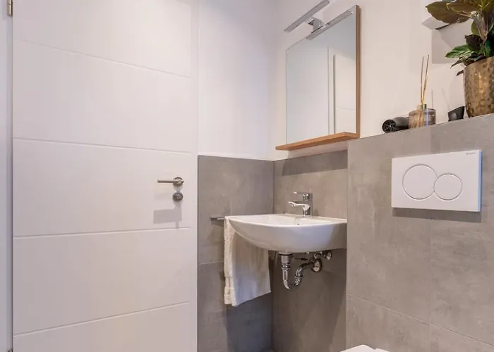 Modernes Augusta Am Rhein, Vollausgestattet, Ruhig Und Verkehrsguenstig Gelegen Appartement