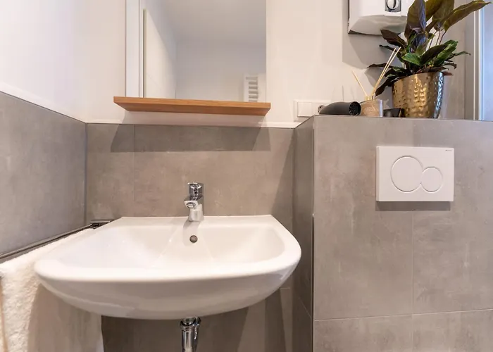 Appartement Modernes Augusta Am Rhein, Vollausgestattet, Ruhig Und Verkehrsguenstig Gelegen